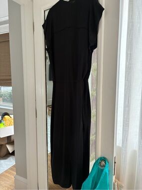 Elegant Black Maxi Dress with Minimalist Silhouette